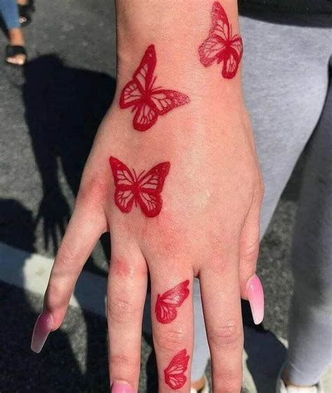 tatuajes en la mano de mariposa